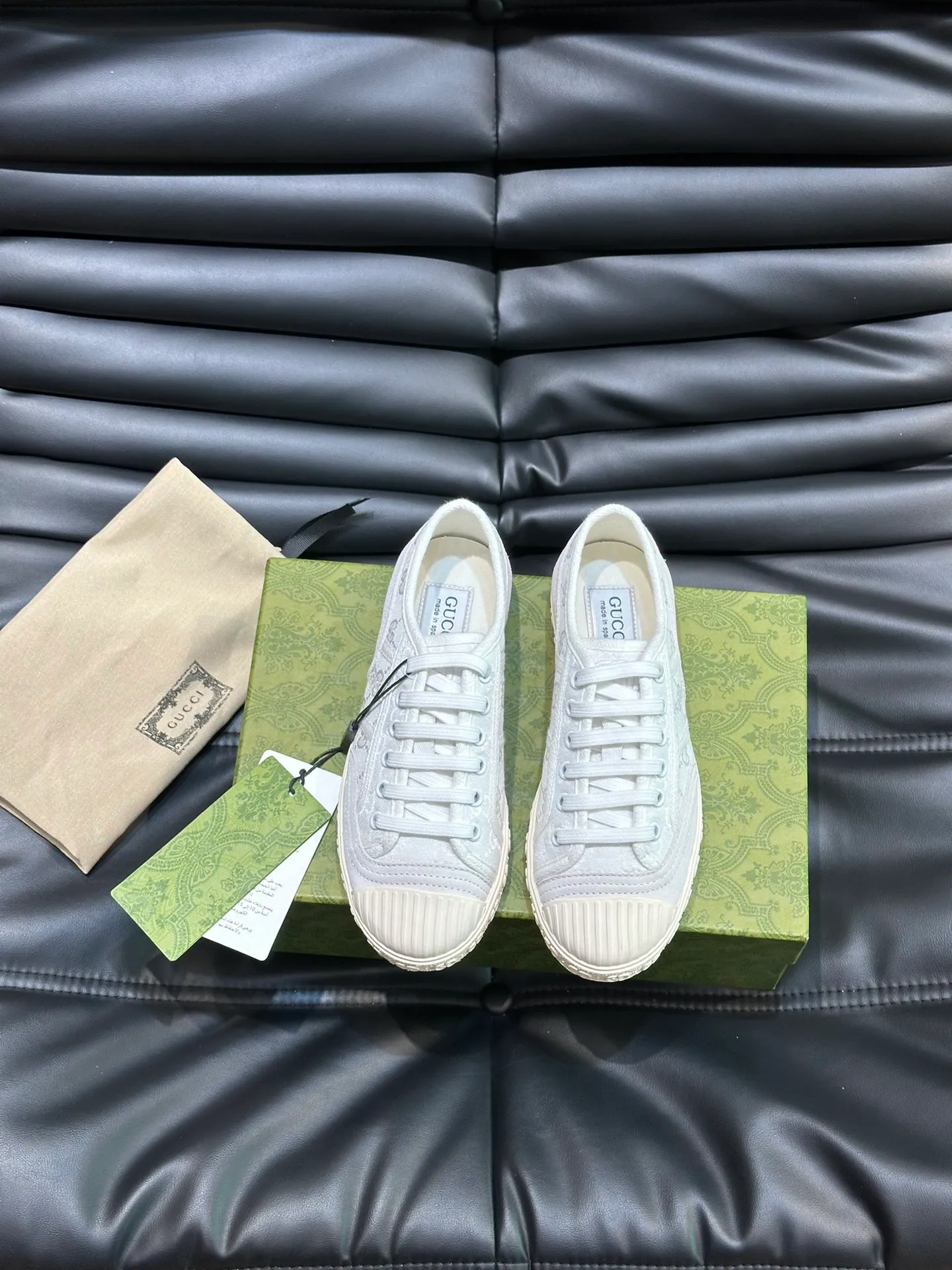 Men's shoes 💰p380 "GUCC*" Couple style 👫 lace-up canvas sneakers, crafted from light blue GG denim fabric, showing uniqueness. Classic details such as the GG printed embossed outsole, interlocking G and "Gucci" embroidery add to the glamorous style. Privately-made T men's shoes 💰pU original outsole, with exquisite details, impeccable fit, and a flat toe that has a retro feel! Customized canvas, classic double G logo, and the spring and summer color combinations are also very interesting! Size: Female 35-39. Male 38-44